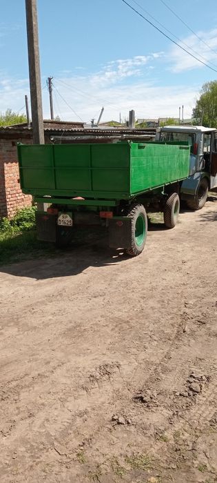 Трактор з причепом.