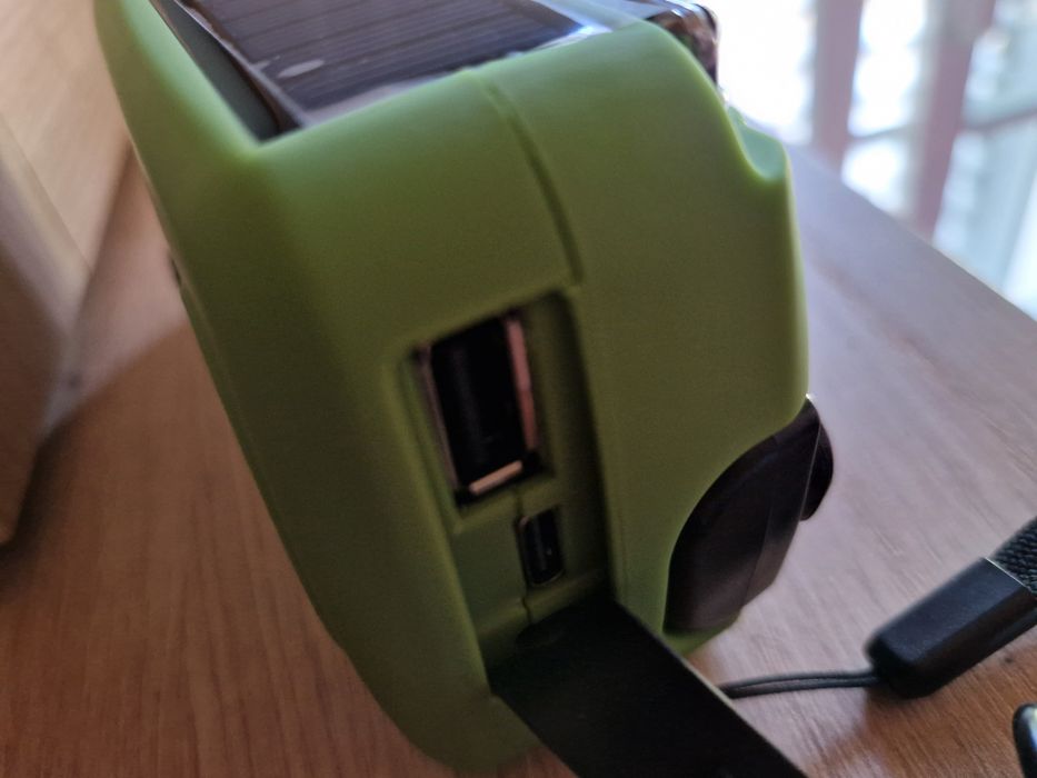 Rádio com carregamento solar e de mola. Com lanterna. Novo