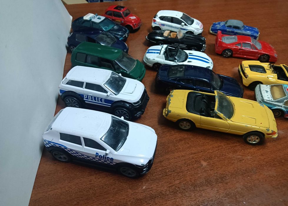 15 carrinhos  Antigos, bastante brincados e alguns com problemas