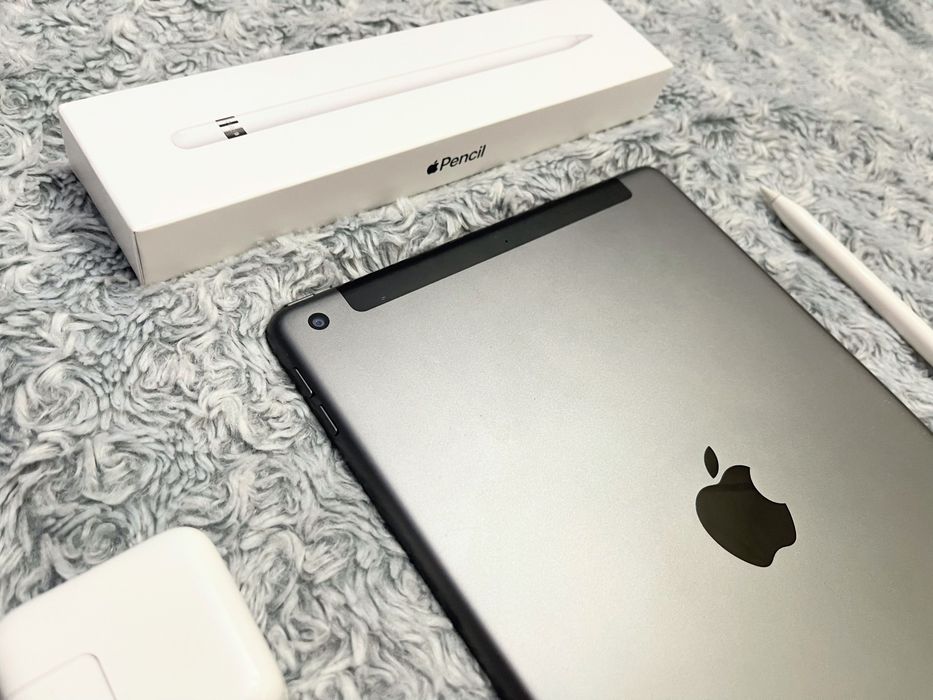 IPad 8 (32 gb) LTE, отличное состояние + стекло! A2428
