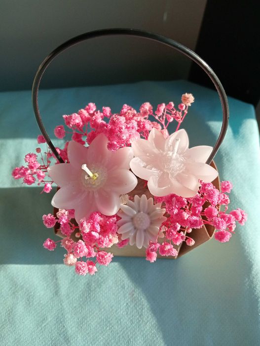 Arranjo floral com vela