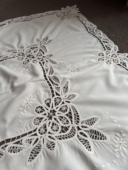 Obrus ręcznie haftowany z koronkami do kolekcji