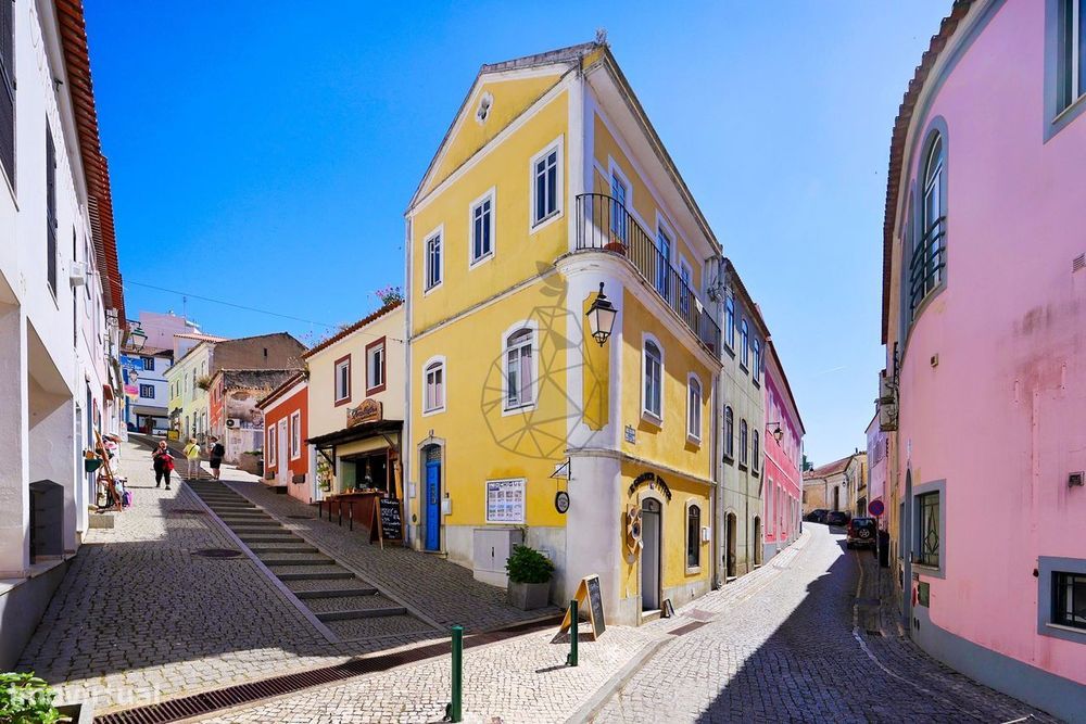 Edifício com Loja e Habitação, Charme, Investimento e Rendimento  no C