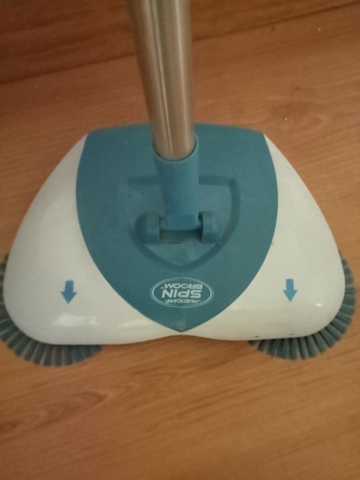 Vendo aspirador vertical marca Joca, e uma vassoura rotativa com pá.