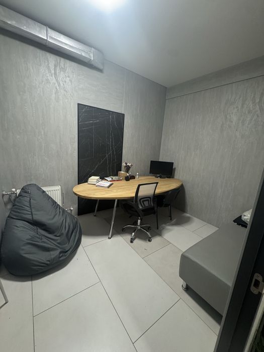 Під шоурум або магазин