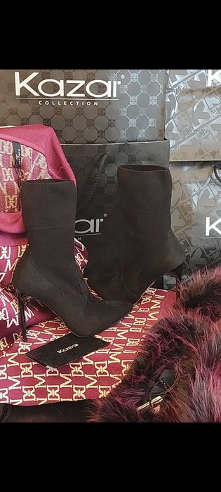 Czarne zamszowe botki na szpilce Marki Kazar