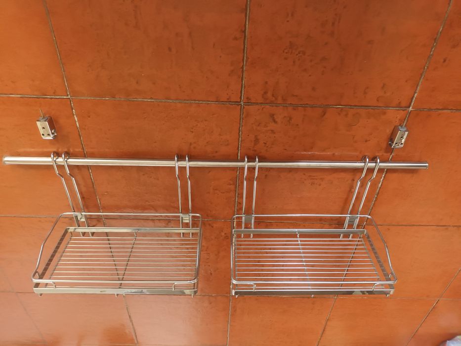 Cestos organizadores com varão para cozinhas