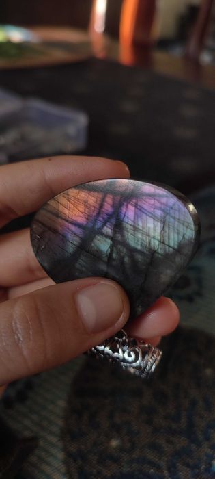 Labradoryt fioletowy pomarańczowy kryształ labradarytu wisior wisiorek