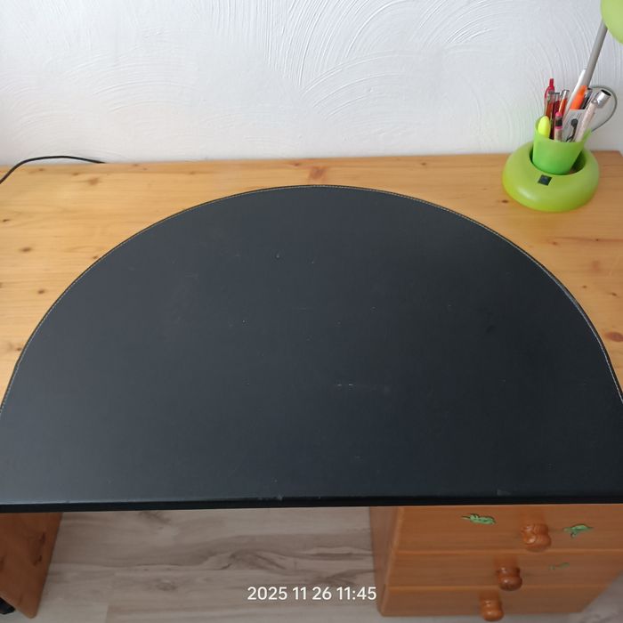 Biurko z drzewa sosnowego.