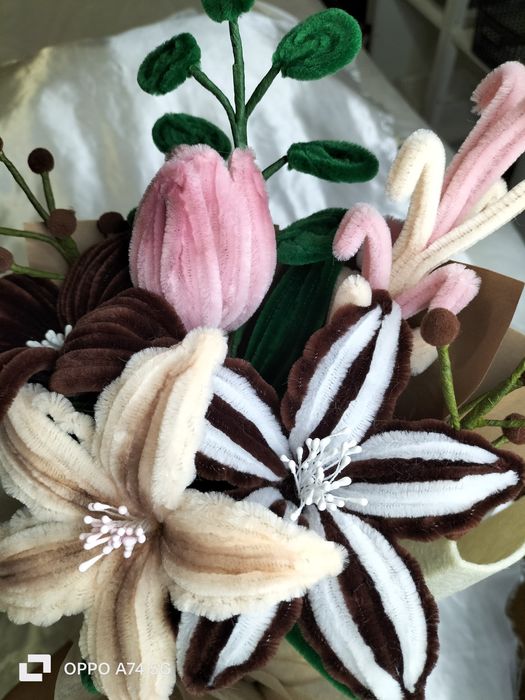 Buquê de flores feitos a mão com material limpadores de cachimbo