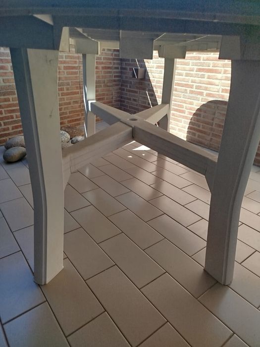 Mesa em resina branca com seis cadeiras