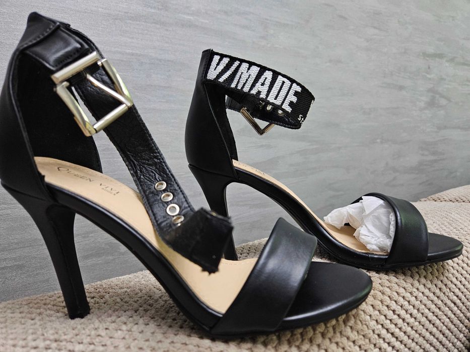 Босоніжки 38 р., на шпильці.