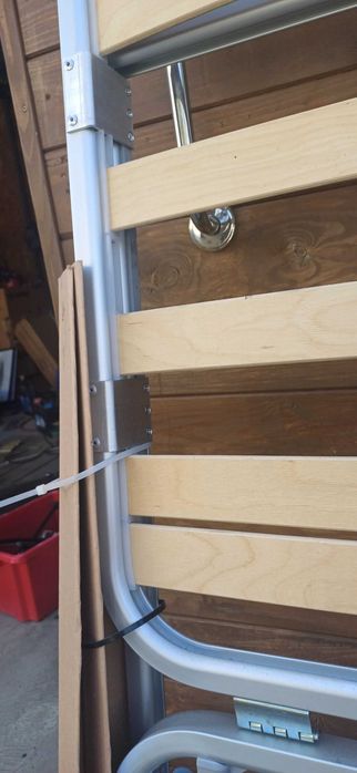 Stelaż łóżka łamany na siłownikach przyczepa kempingowa kamper