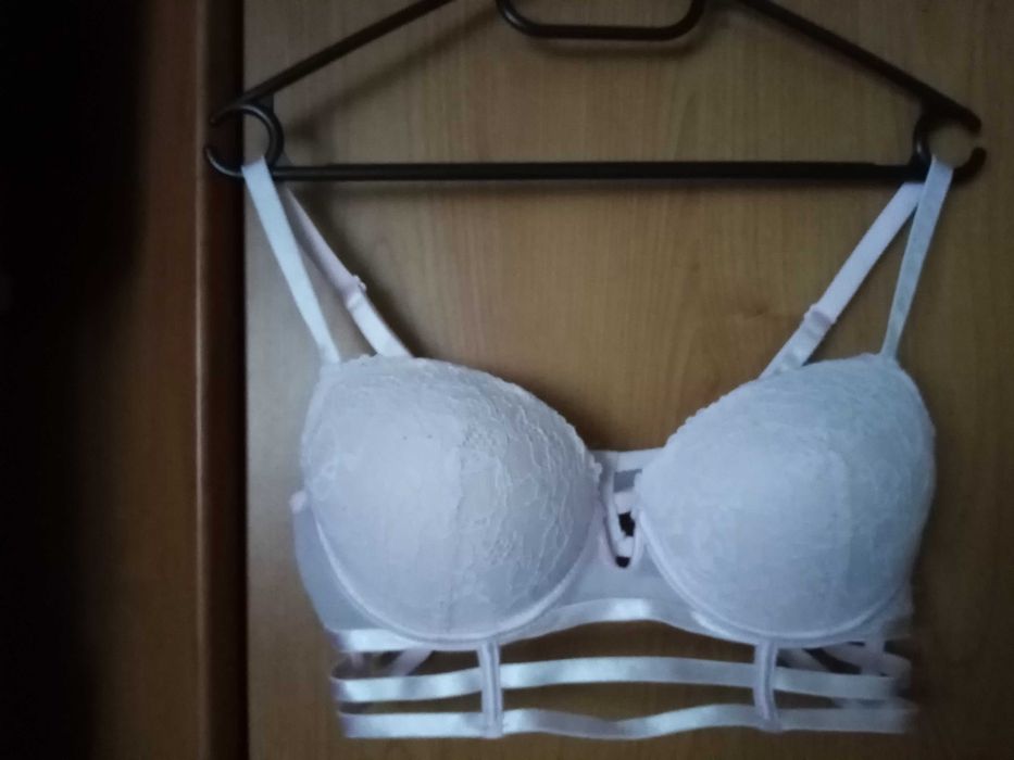 Śliczny biustonosz typu bardotka 70 C