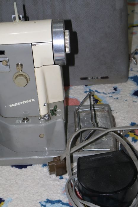 Máquina de costura elétrica NECCHI