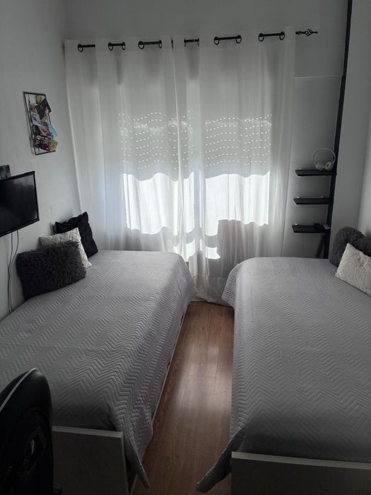 Uma Cama com Arrumação + 2 Gavetões Grandes | Bom Estado | 1 colchão