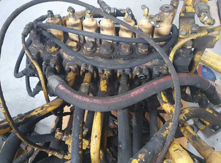 Komatsu PC 210 240 Rozdzielacz inne części seria 6k