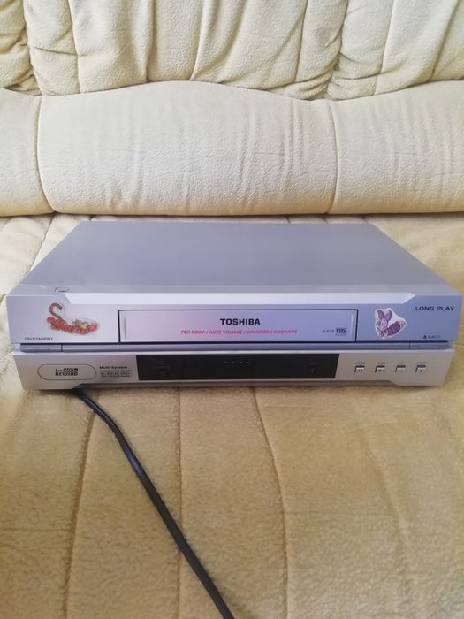 Видеомагнитофон Toshiba V-E30. Под ремонт.
