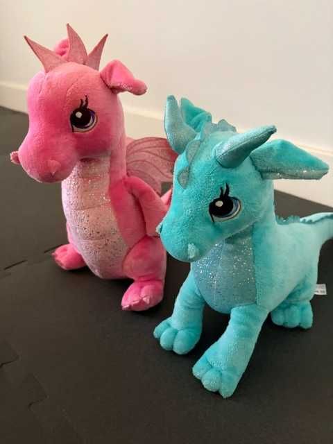 2 dragões de peluche