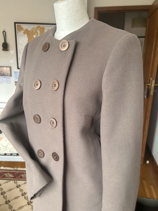 Vendo casaco comprido da marca Mo Urban, num tom cinzento-acastanhado/fudge muito versátil e elegante.