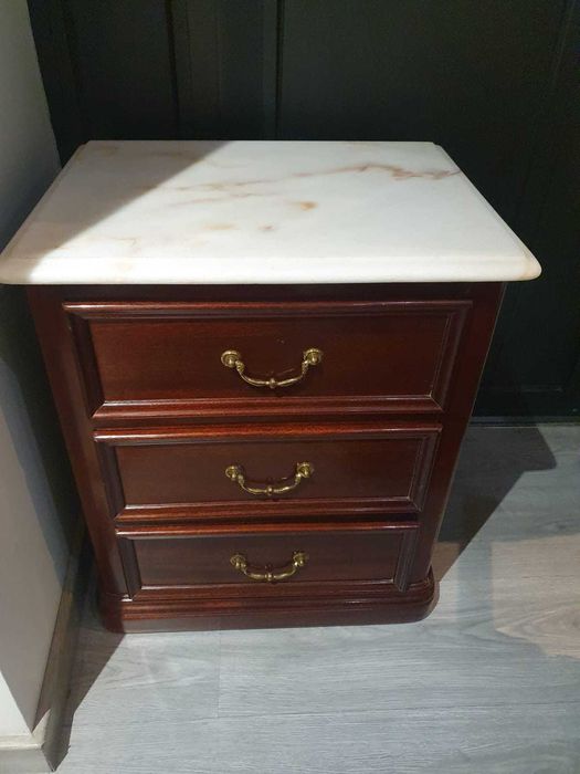 2 mesinhas cabeceira em mogno