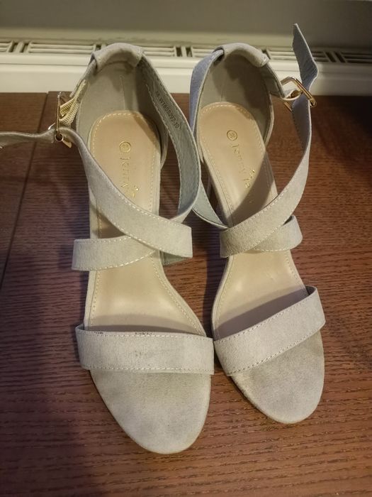 Buty sandały na obcasie beżowy/szary 38