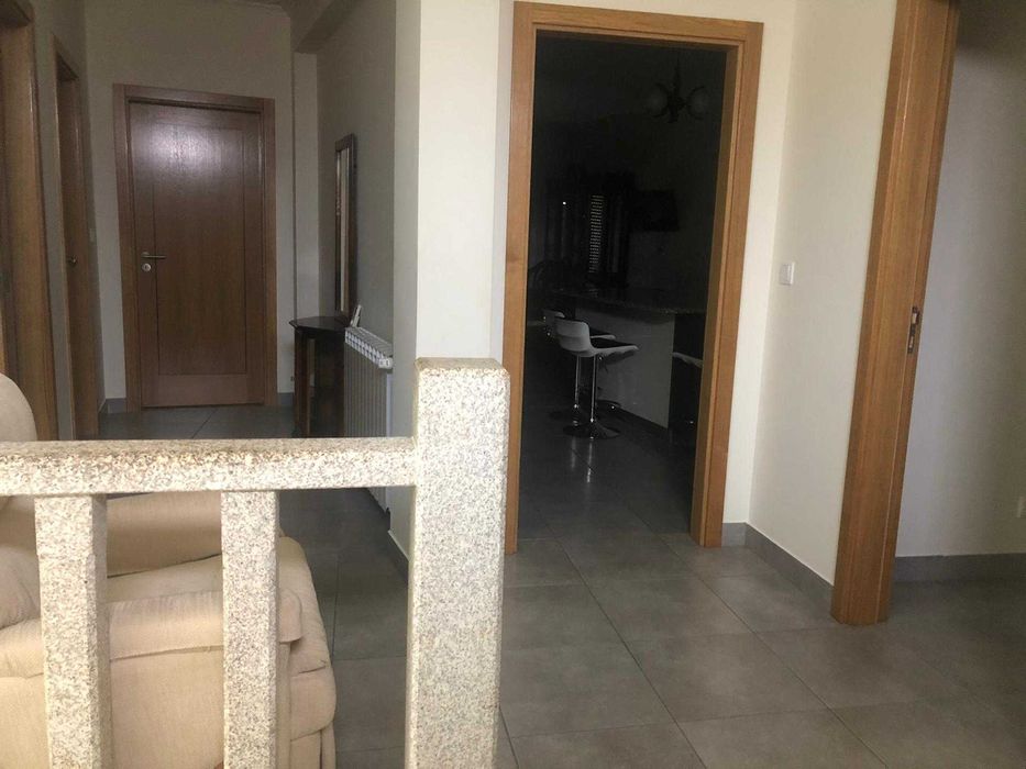 Arrenda-se Vivenda constituída por RC e 1º Andar garagem