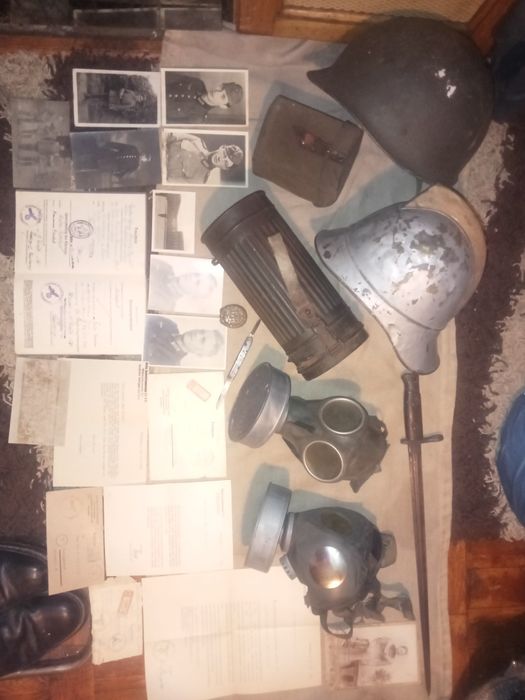 Maska pgaz pojemnik WH kask odznaka dokumenty scyzoryk Erma zdjęcia WH