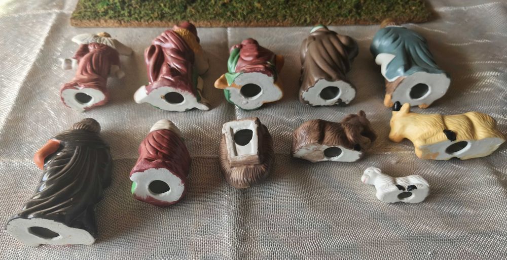 Presépio antigo com 11 peças mais cabana