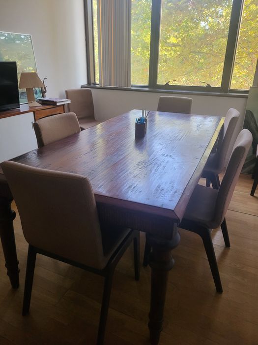 Mesa em madeira maciça