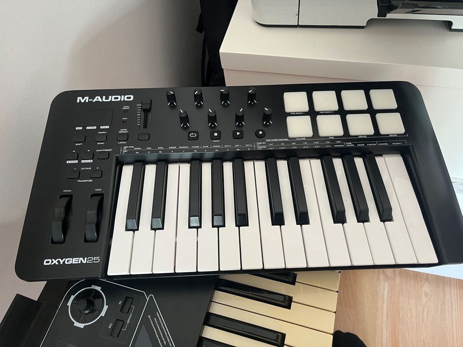 Controladores MIDI CME UF5 e M-Audio oxygen 25