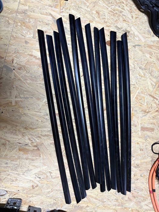 Молдінг двері Tesla Y, 3, без дефектів,  стан ідеал.