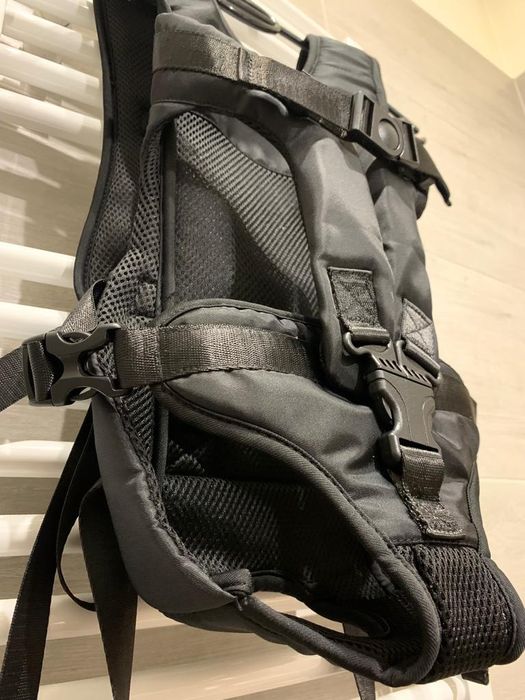 Czarny, średni plecak do przewozu psa