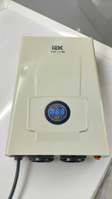 Стабілізатор напруги IEK 1-ф навісний 1.5 кВА SLIM (IVS22-1-D15-09)