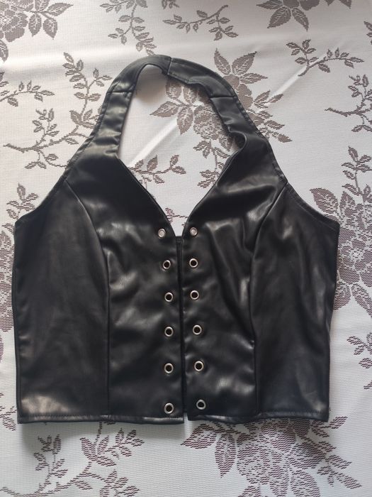 Cropp top z miękkiej eko skóry zakładany na szyję i z przodu wiązany r