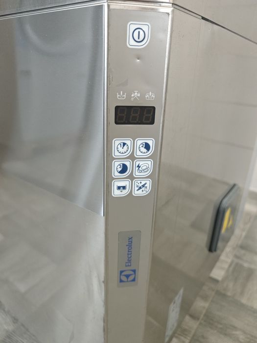 Посудомийна машина професійна купольна Electrolux NHT8G