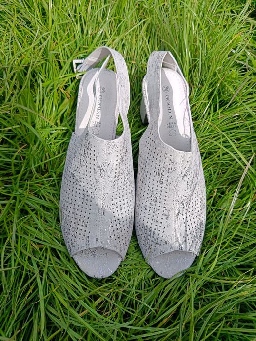 Жіночі босоніжки нові