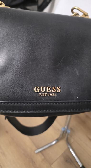 Guess Abey HWVB855821 – klasyczna czarna torebka z  chain strapem