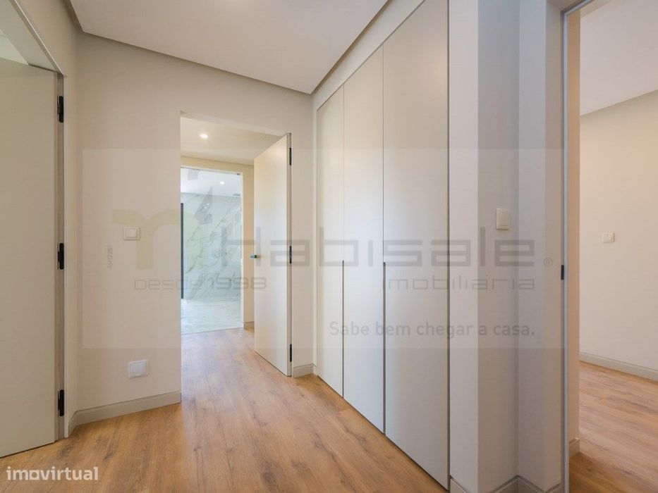 T2 com Terraço e Box em Condomínio de Luxo com Piscina, Ginásio e S...