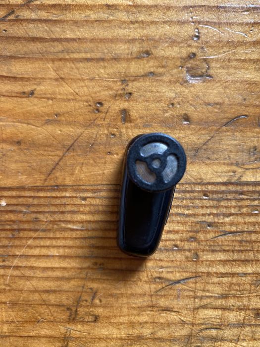 Лот: iPhone 3g; електронний перекладач; навушник.