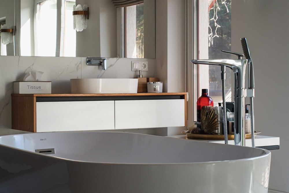 Оренда будинку біля лісу з ванною у спальні, каміном і мангалом.