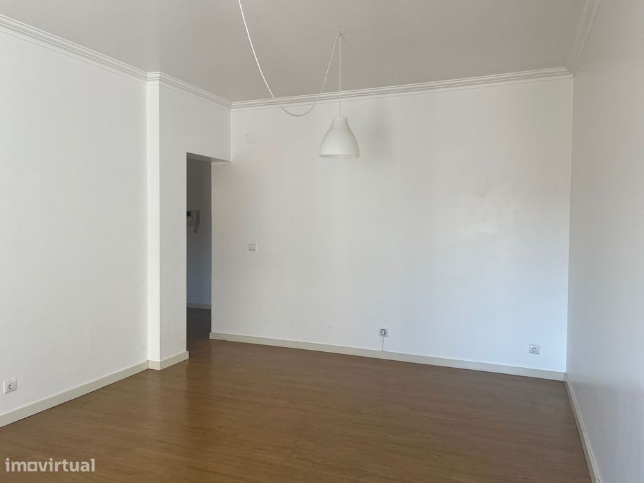 Apartamento T3 | Centro do Bombarral c/ Varanda e 2 Lugares de Garagem