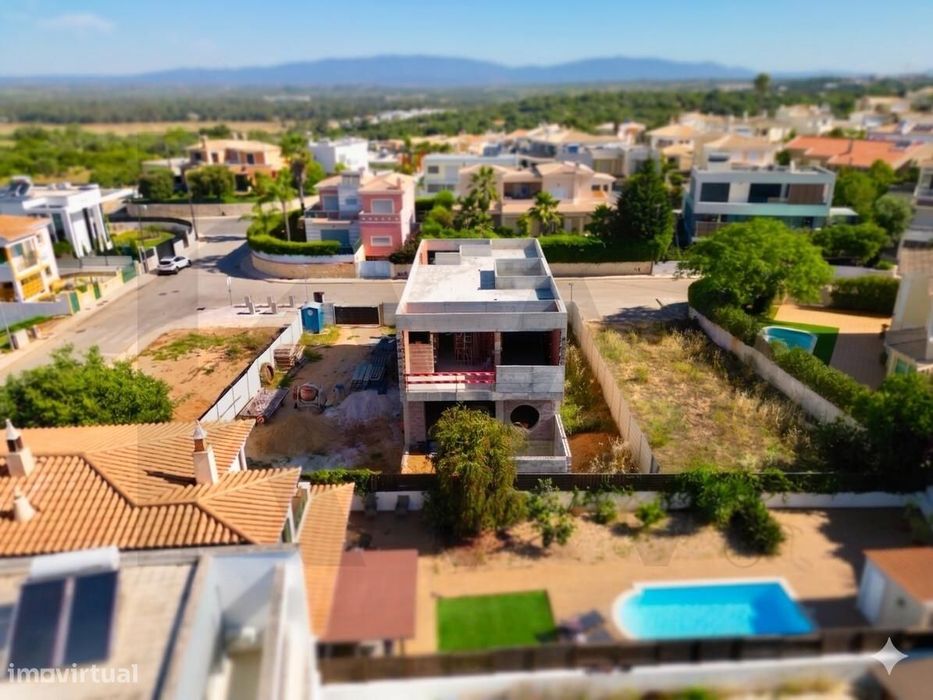 Contemporary T3+1 Villa with Swimming Pool in Bemposta-Alvor, Portimão