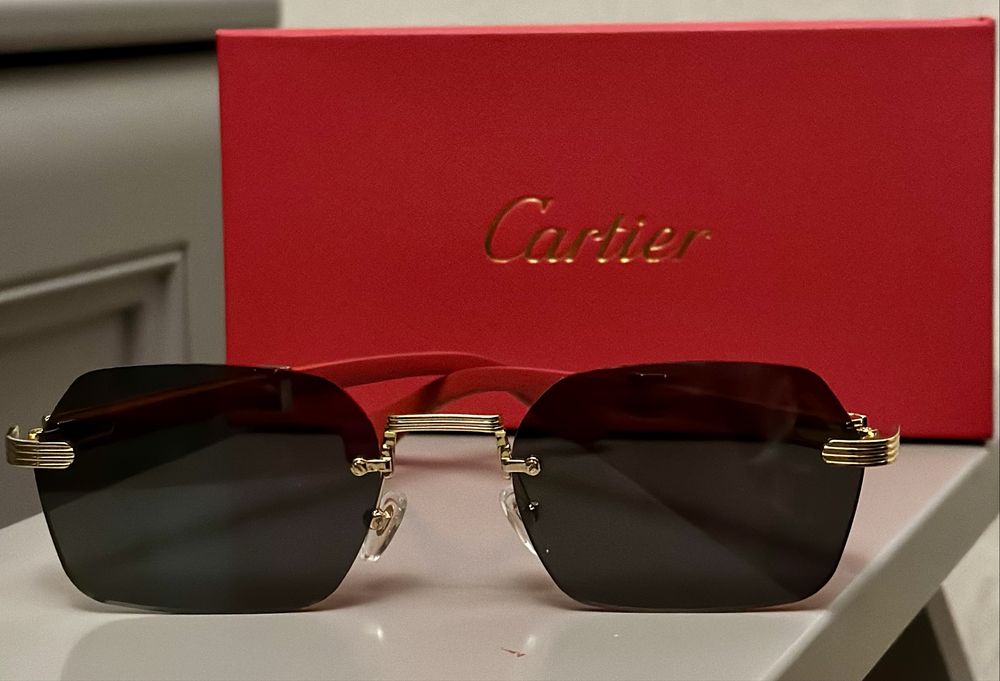 Окуляри з красними деревʼяними дужками