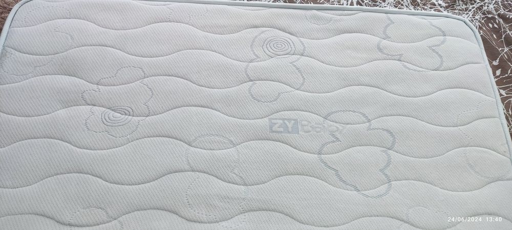 Berço IKEA e colchão Zippy