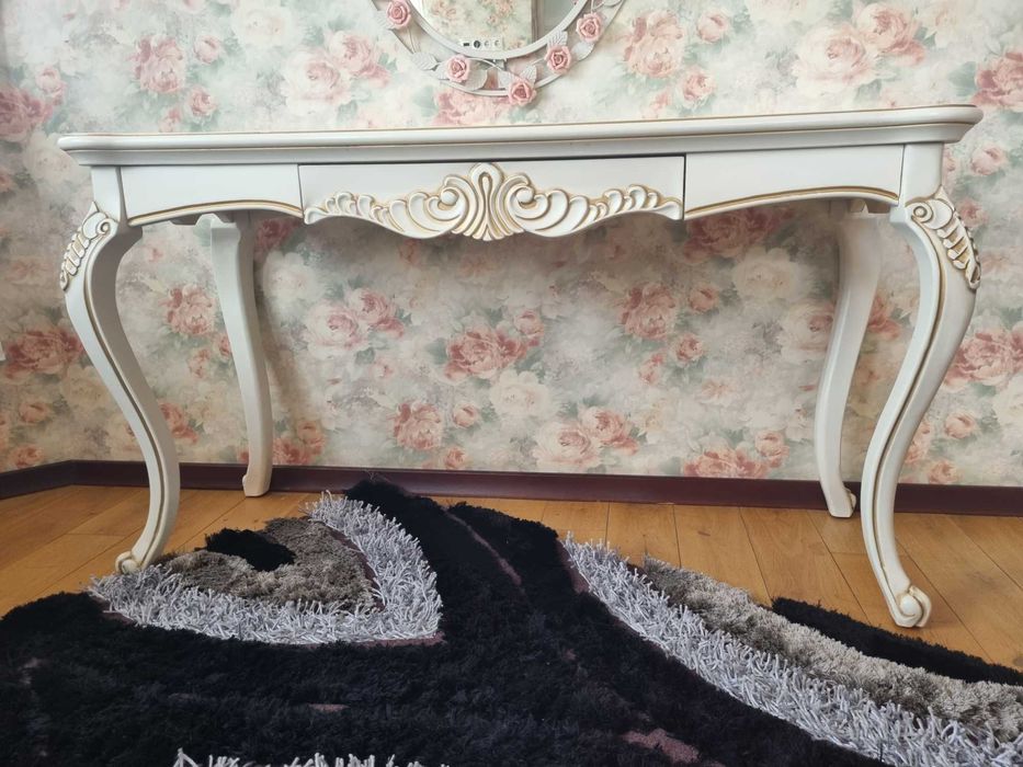 Столик з ручною різбою б/у