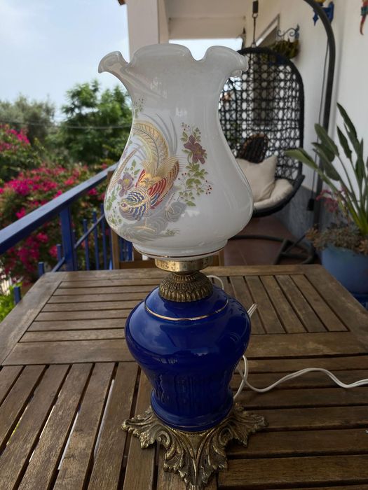 Candeeiro de Mesa Decorativo Vintage – Porcelana Azul e Vidro (Estilo Petróleo)