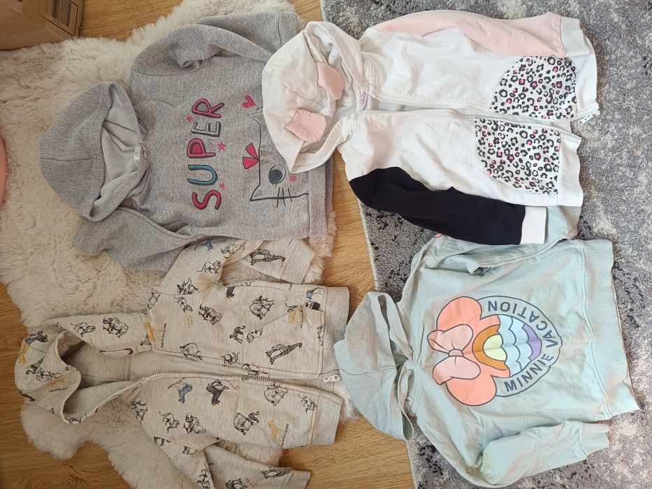 Zestaw ubrań dziewczęcych