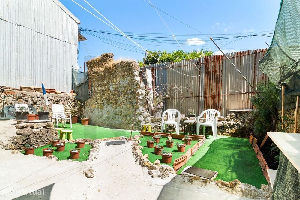 Prédio para Obras no Campo das Amoreiras, em Santa Clara – Lisboa