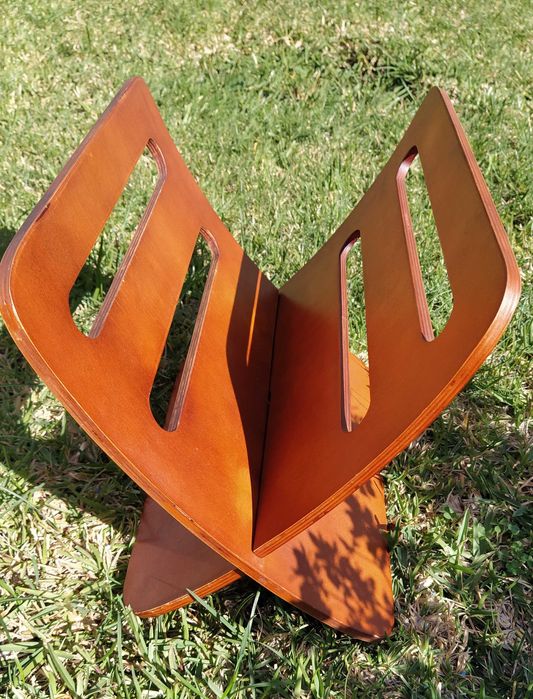 Porta revistas em madeira.